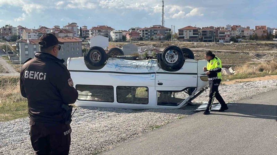 Karaman’da Otomobille Çarpışan Panelvan Devrildi: 2 Yaralı