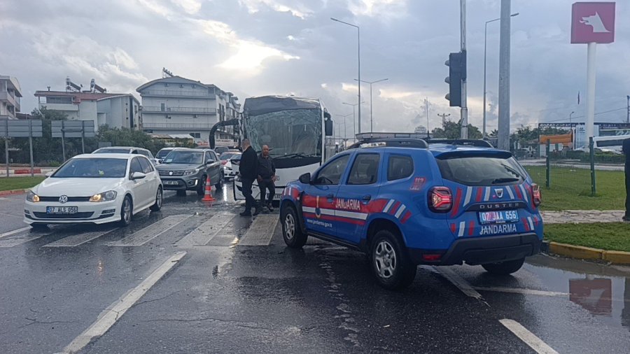 Antalya’da Otel Servisinin Karıştığı Zincirleme Kazada 4 Personel Yaralandı