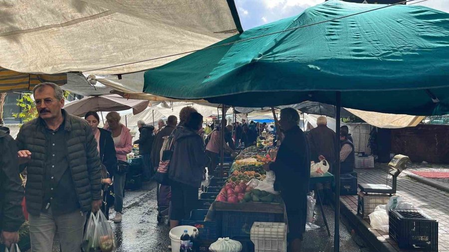 Alanya’da Pazar Yerini Su Bastı
