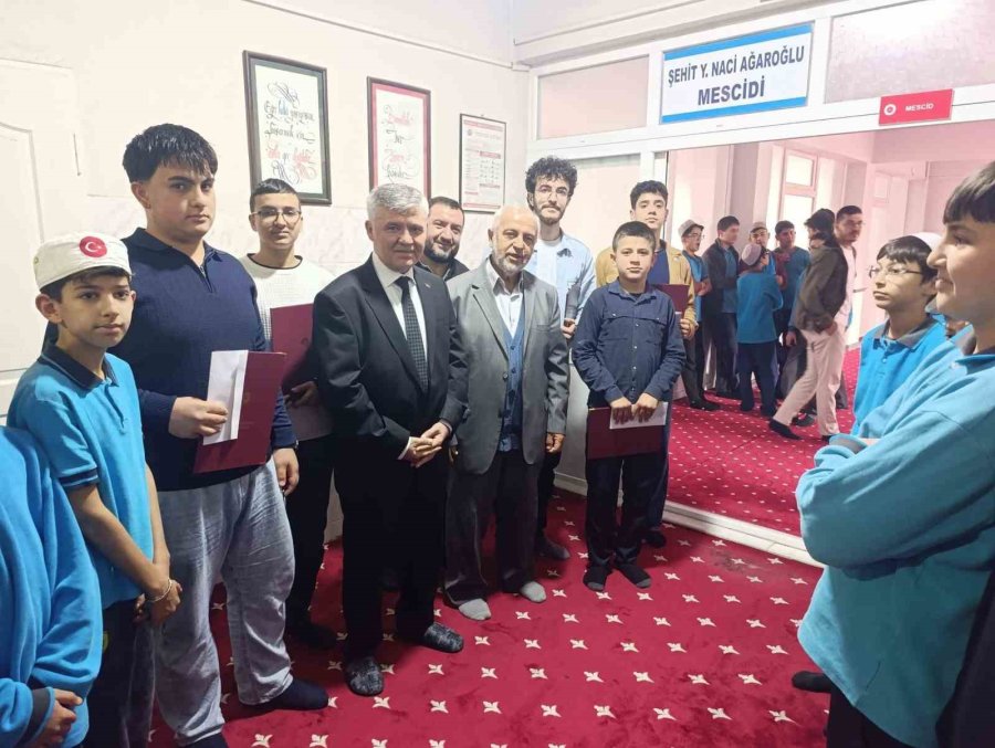 Korkuteli’nde Erkek Hafızların Belge Sevinci