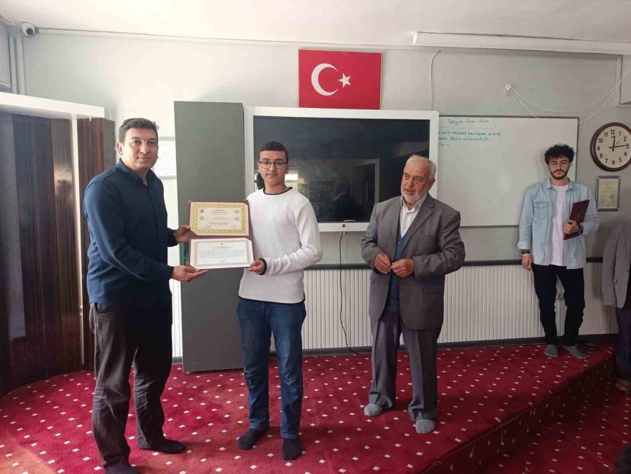 Korkuteli’nde Erkek Hafızların Belge Sevinci