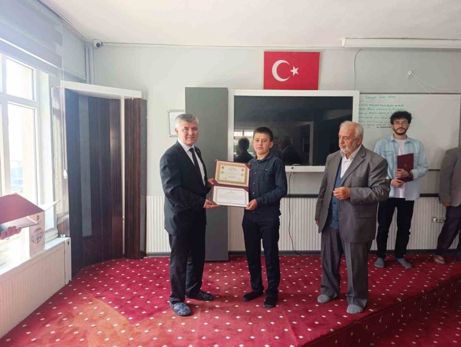 Korkuteli’nde Erkek Hafızların Belge Sevinci