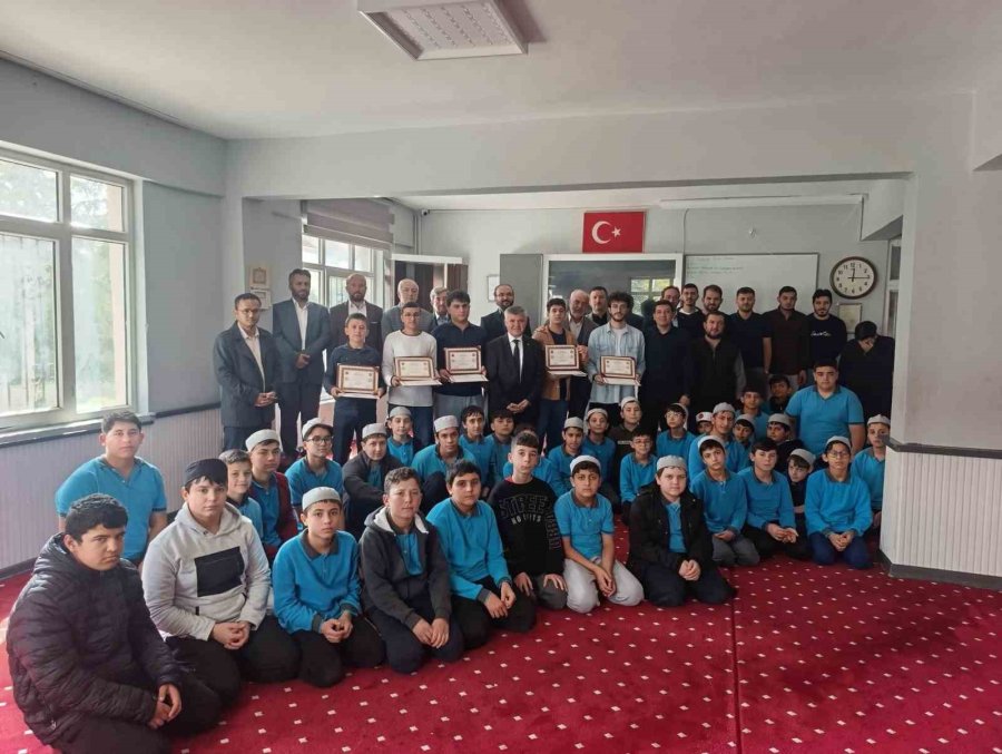 Korkuteli’nde Erkek Hafızların Belge Sevinci