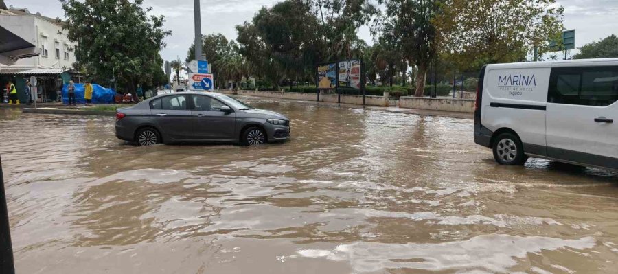 Mersin’de Şiddetli Yağış: İlçelerde Yollar Ve Tarım Alanları Su Altında Kaldı