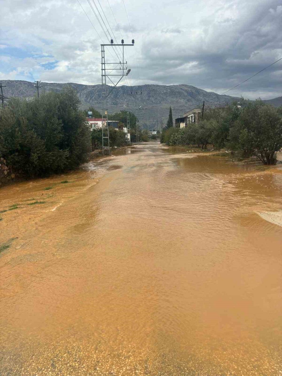 Mersin’de Şiddetli Yağış: İlçelerde Yollar Ve Tarım Alanları Su Altında Kaldı