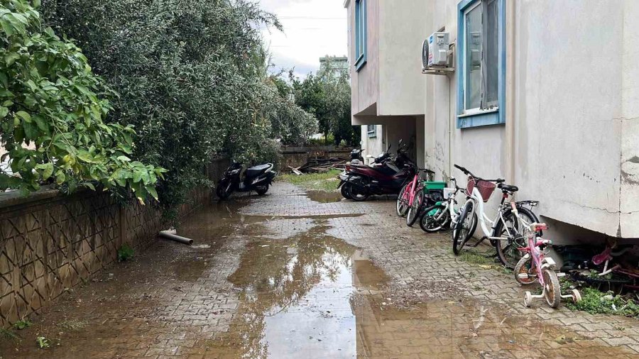 Alanya’da Pazar Yerini Su Bastı