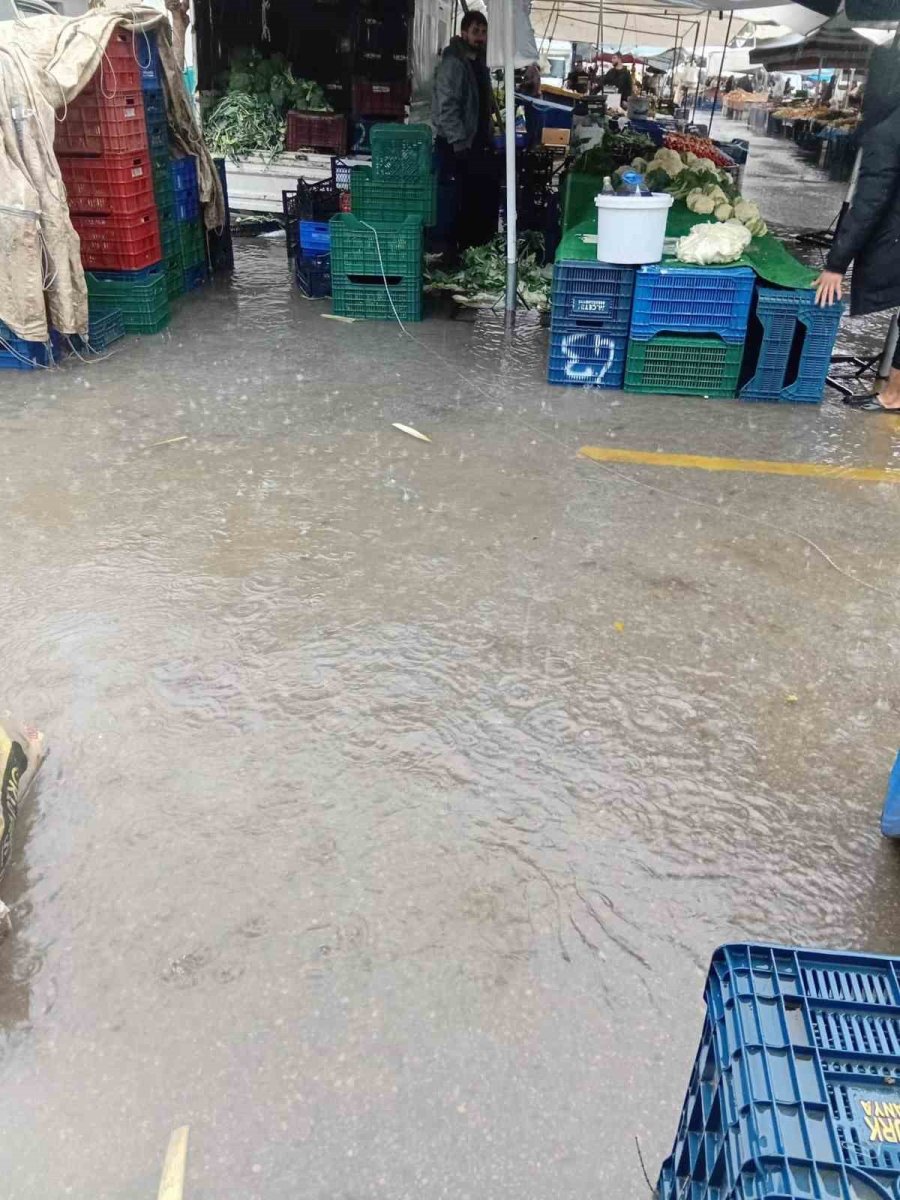 Alanya’da Pazar Yerini Su Bastı