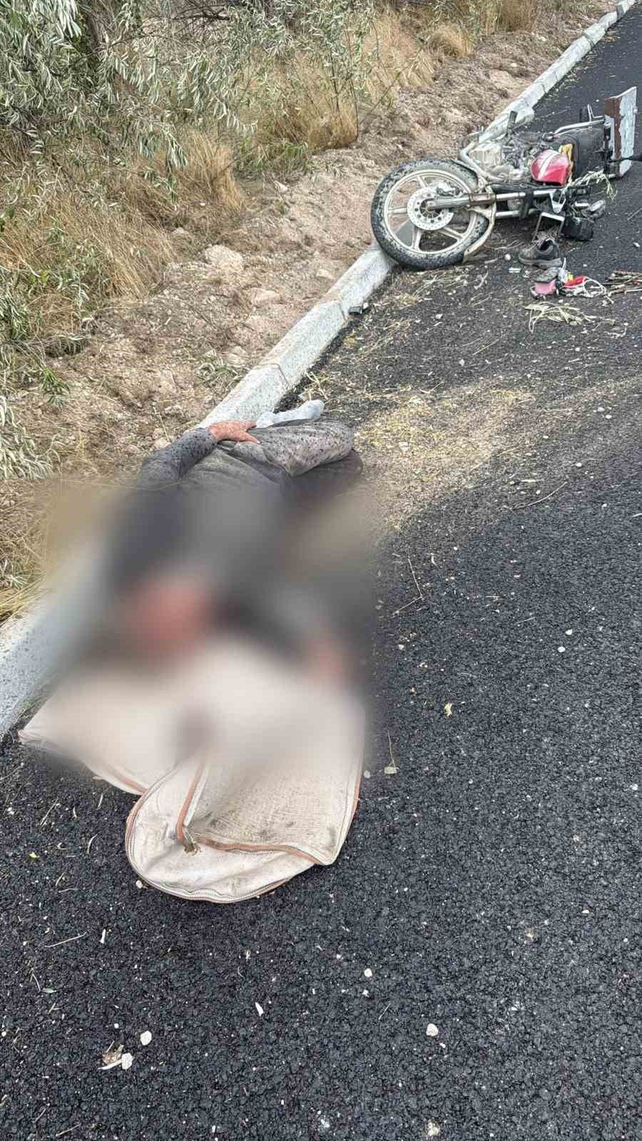 Motosikletin Şarampole Devrildiği Kaza Güvenlik Kamerasında: 1 Ağır Yaralı
