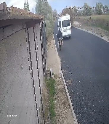 Motosikletin Şarampole Devrildiği Kaza Güvenlik Kamerasında: 1 Ağır Yaralı