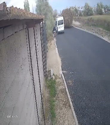 Motosikletin Şarampole Devrildiği Kaza Güvenlik Kamerasında: 1 Ağır Yaralı