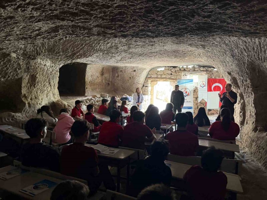 Sınıfa Dönüşen Tarihi Manastır Öğrencileri Ağırladı