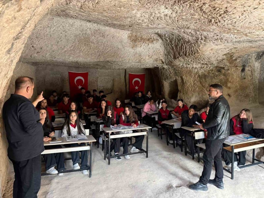 Sınıfa Dönüşen Tarihi Manastır Öğrencileri Ağırladı