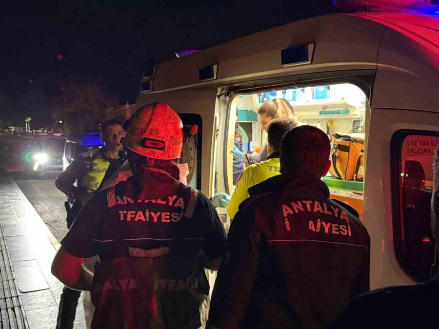 Antalya’da Sulama Kanalına Uçan Araçtaki 2 Kişiyi İtfaiye Ekipleri Kurtardı