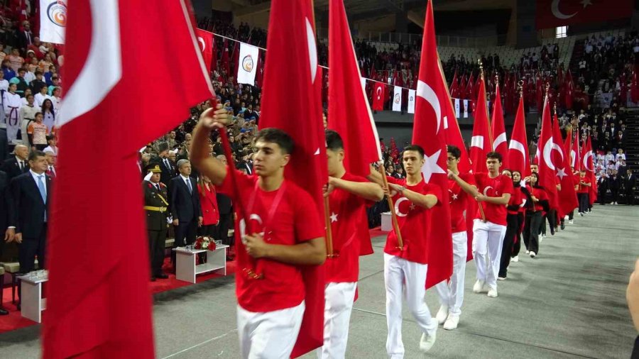 Antalya’da 29 Ekim 10 Bin Kişilik Spor Salonunda Kutlandı