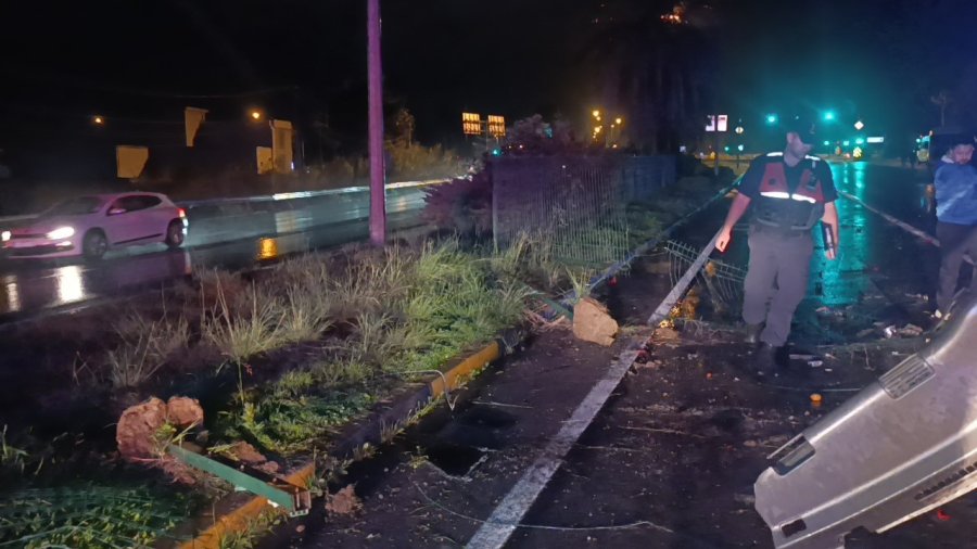 Antalya’da Refüjü Aşıp Karşı Şeride Dalan Kamyon Ortalığı Savaş Alanına Çevirdi: 3 Yaralı
