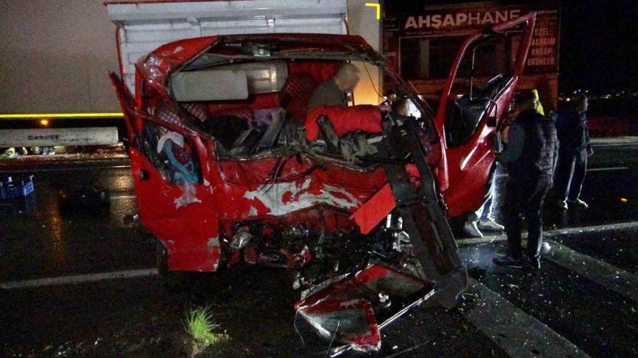 Antalya’da Refüjü Aşıp Karşı Şeride Dalan Kamyon Ortalığı Savaş Alanına Çevirdi: 3 Yaralı