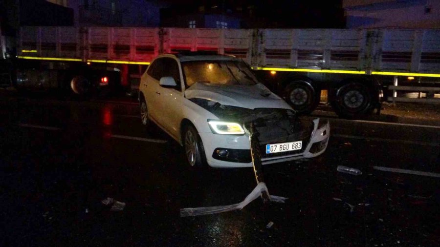 Antalya’da Refüjü Aşıp Karşı Şeride Dalan Kamyon Ortalığı Savaş Alanına Çevirdi: 3 Yaralı