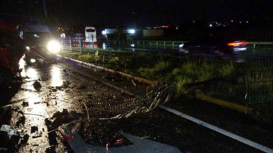 Antalya’da Refüjü Aşıp Karşı Şeride Dalan Kamyon Ortalığı Savaş Alanına Çevirdi: 3 Yaralı