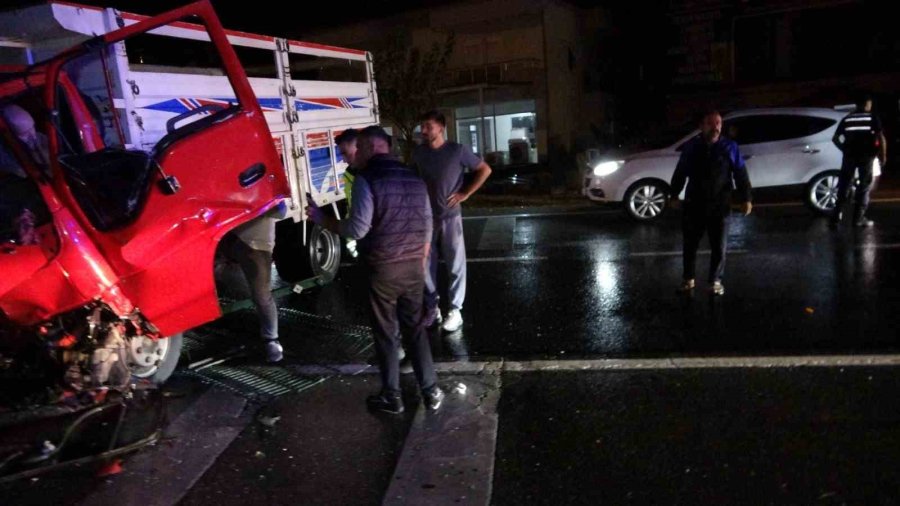 Antalya’da Refüjü Aşıp Karşı Şeride Dalan Kamyon Ortalığı Savaş Alanına Çevirdi: 3 Yaralı