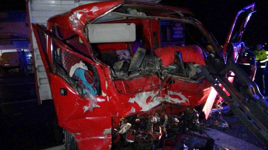 Antalya’da Refüjü Aşıp Karşı Şeride Dalan Kamyon Ortalığı Savaş Alanına Çevirdi: 3 Yaralı