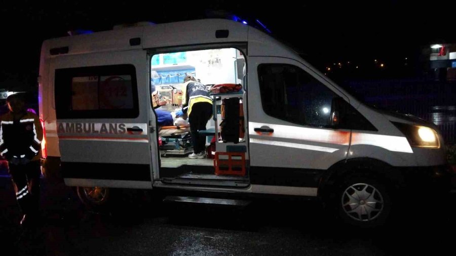 Antalya’da Refüjü Aşıp Karşı Şeride Dalan Kamyon Ortalığı Savaş Alanına Çevirdi: 3 Yaralı