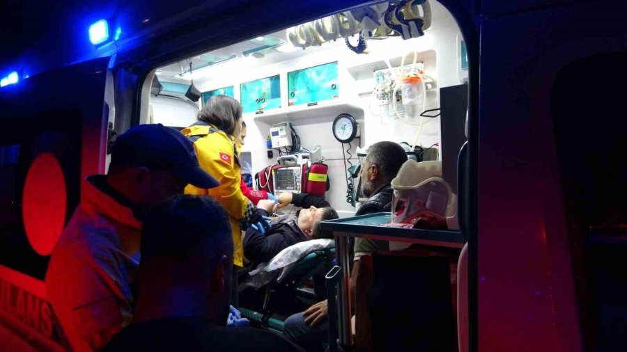 Antalya’da Refüjü Aşıp Karşı Şeride Dalan Kamyon Ortalığı Savaş Alanına Çevirdi: 3 Yaralı