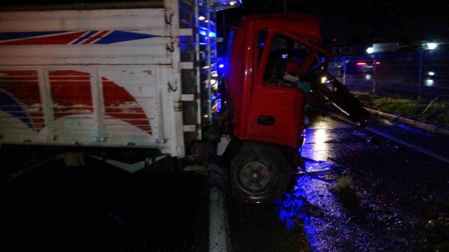 Antalya’da Refüjü Aşıp Karşı Şeride Dalan Kamyon Ortalığı Savaş Alanına Çevirdi: 3 Yaralı