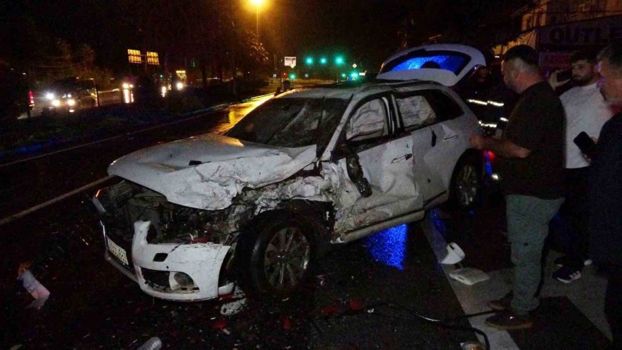 Antalya’da Refüjü Aşıp Karşı Şeride Dalan Kamyon Ortalığı Savaş Alanına Çevirdi: 3 Yaralı