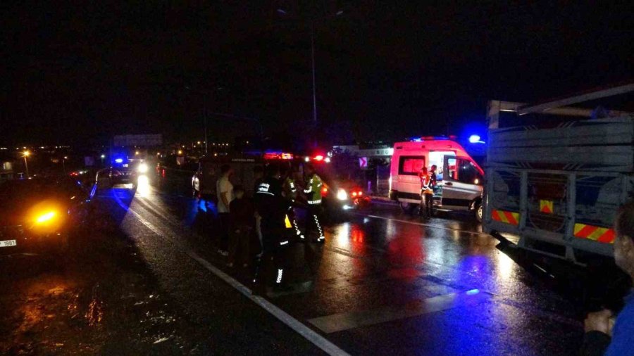 Antalya’da Refüjü Aşıp Karşı Şeride Dalan Kamyon Ortalığı Savaş Alanına Çevirdi: 3 Yaralı