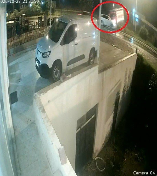 Antalya’da Refüjü Aşıp Karşı Şeride Dalan Kamyon Ortalığı Savaş Alanına Çevirdi: 3 Yaralı