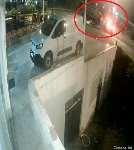 Antalya’da Refüjü Aşıp Karşı Şeride Dalan Kamyon Ortalığı Savaş Alanına Çevirdi: 3 Yaralı