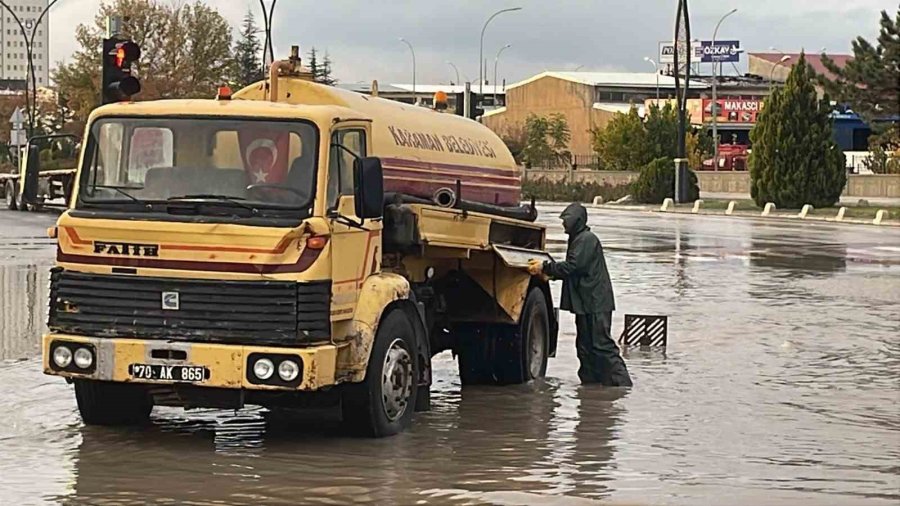 Karaman’da Sağanak Yağış Yolları Göle Çevirdi