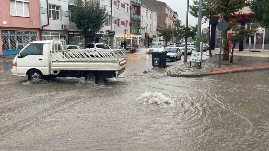 Karaman’da Sağanak Yağış Yolları Göle Çevirdi