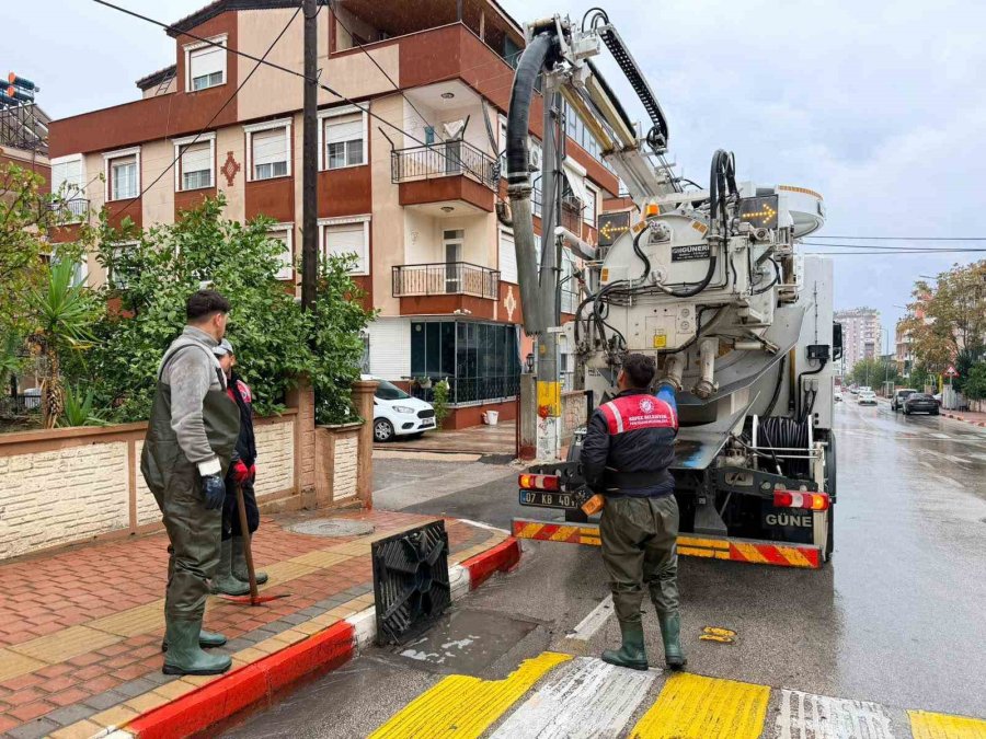 Kepez’de Yağışlara Karşı 7/24 Saha Nöbeti