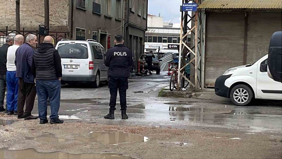 İnşaat Yanında Zemin Çöktü Doğalgaz Ve Su Borusu Patladı