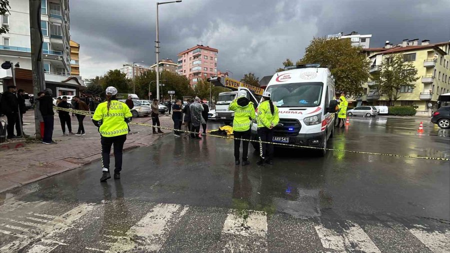Kamyon Yaşlı Kadına Çarptı: 1 Ölü