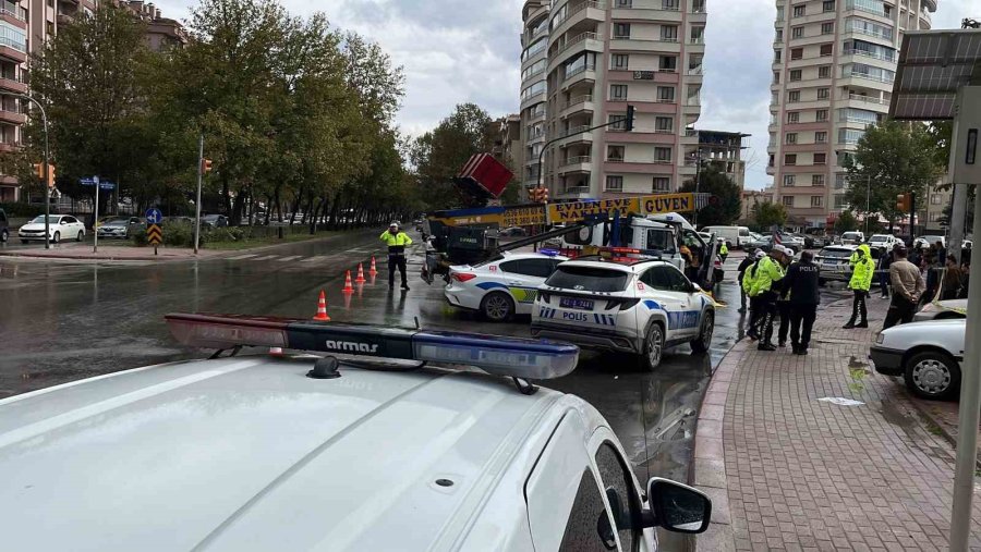 Kamyon Yaşlı Kadına Çarptı: 1 Ölü