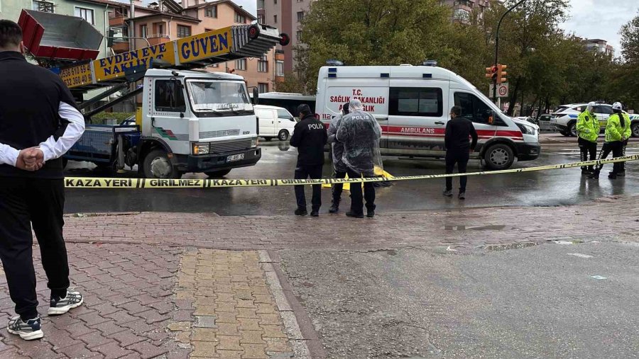 Kamyon Yaşlı Kadına Çarptı: 1 Ölü