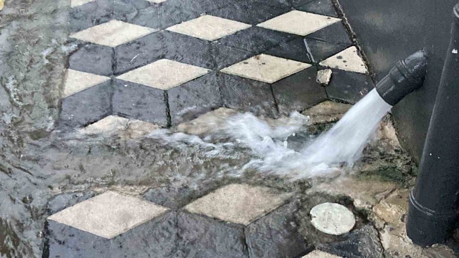Mersin’de Şiddetli Yağış Etkisini Sürdürüyor