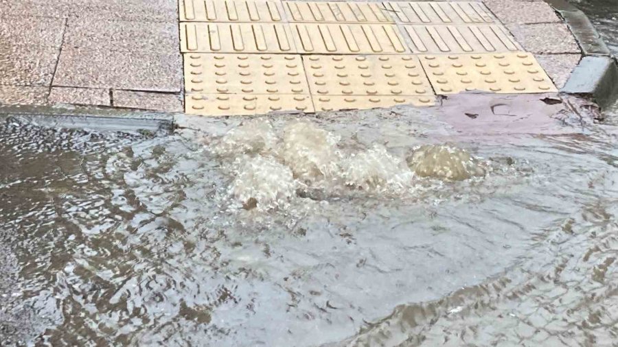 Mersin’de Şiddetli Yağış Etkisini Sürdürüyor