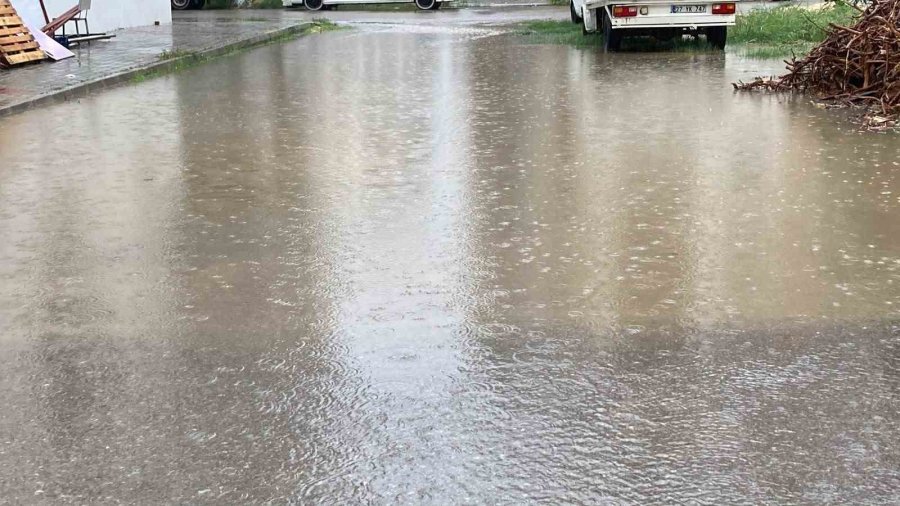 Mersin’de Şiddetli Yağış Etkisini Sürdürüyor