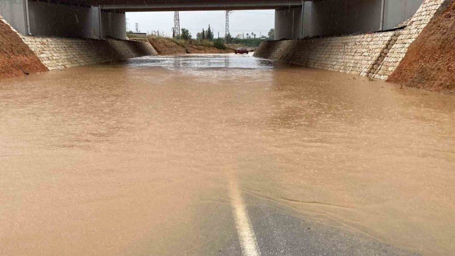 Erdemli ‘de Şiddetli Yağış Yol Ve Bahçeleri Göle Çevirdi, Vatandaşları Mağdur Etti