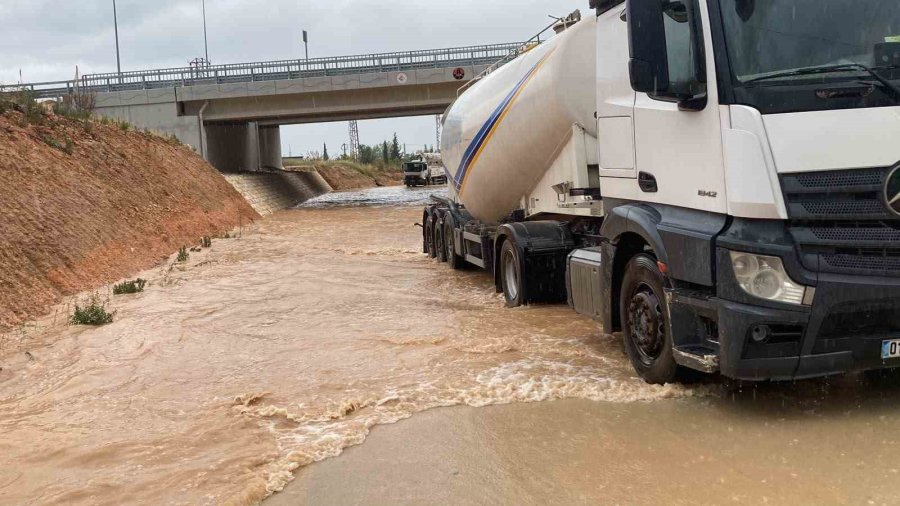 Erdemli ‘de Şiddetli Yağış Yol Ve Bahçeleri Göle Çevirdi, Vatandaşları Mağdur Etti