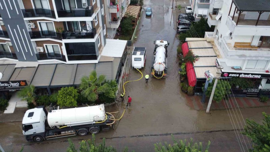 Erdemli ‘de Şiddetli Yağış Yol Ve Bahçeleri Göle Çevirdi, Vatandaşları Mağdur Etti