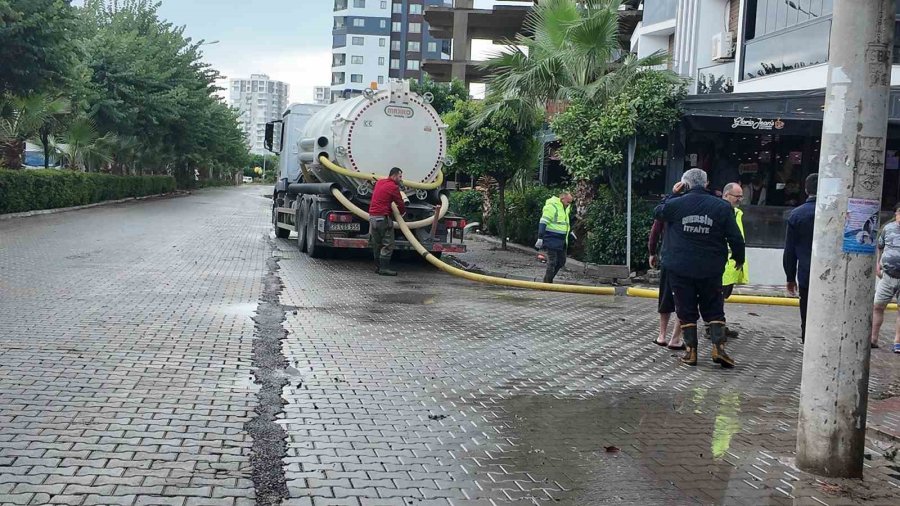 Erdemli ‘de Şiddetli Yağış Yol Ve Bahçeleri Göle Çevirdi, Vatandaşları Mağdur Etti