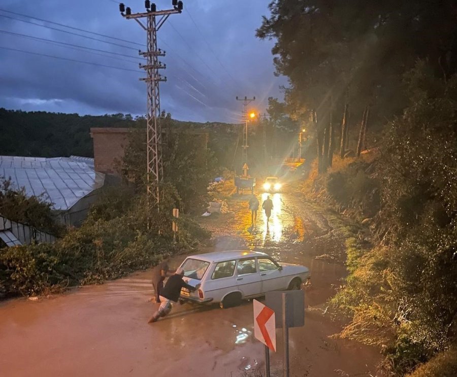 Mersin’de Sağanak Yağış Hayatı Olumsuz Etkiledi