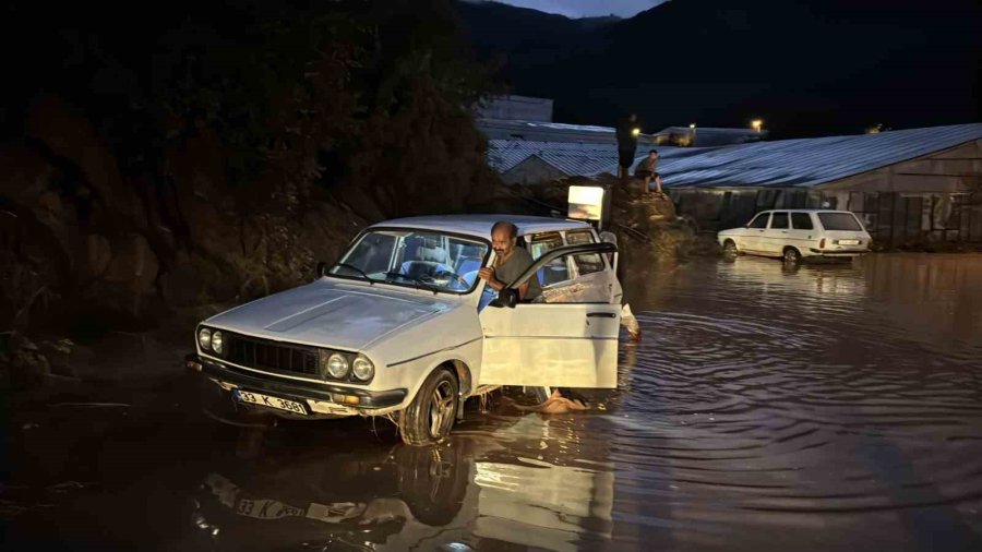 Mersin’de Sağanak Yağış Hayatı Olumsuz Etkiledi