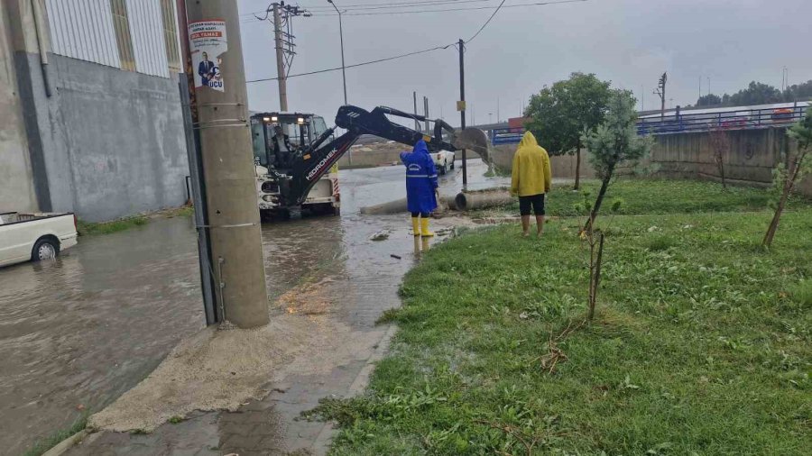 Akdeniz Belediyesi Ekipleri Sağanak Yağışa Karşı 10 Noktada Müdahale Etti