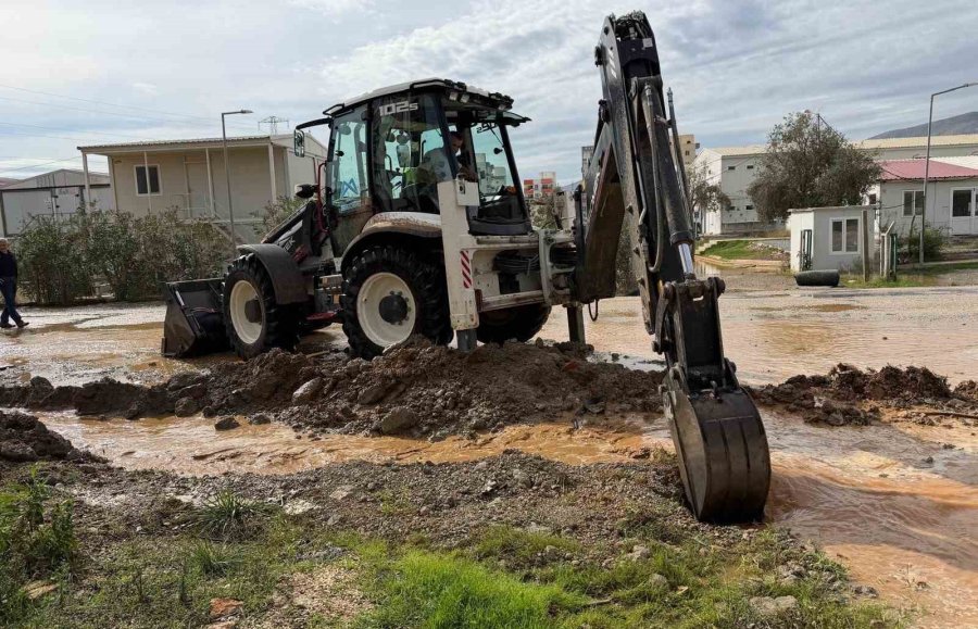Silifke’de Sitelerin Bahçeleri Sular Altında Kaldı