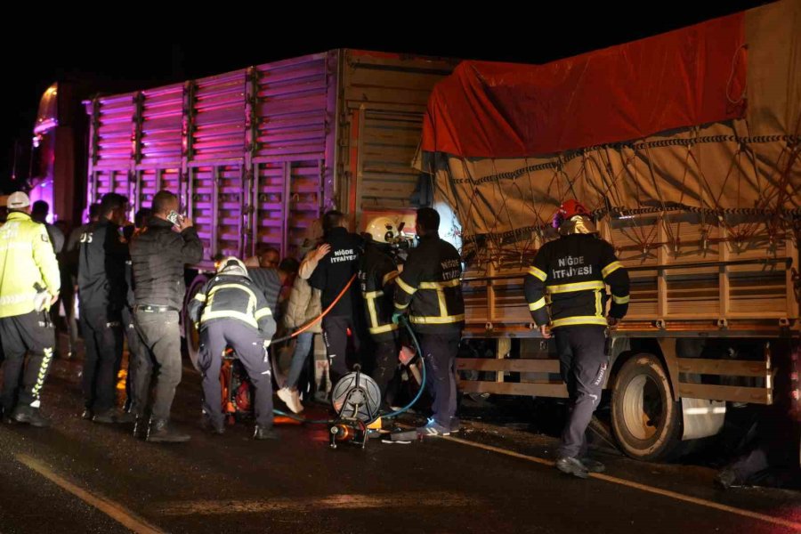 Niğde’de Kamyonet Tıra Arkadan Çarptı: 1 Ağır Yaralı